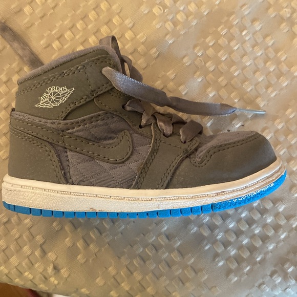 Toddler Boys gray nike air jordans with blue - Picture 3 of 4